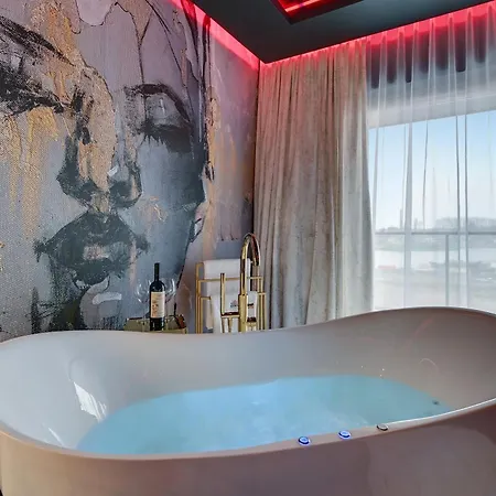 Glamorous Jacuzzi By Downtown Gdańsk