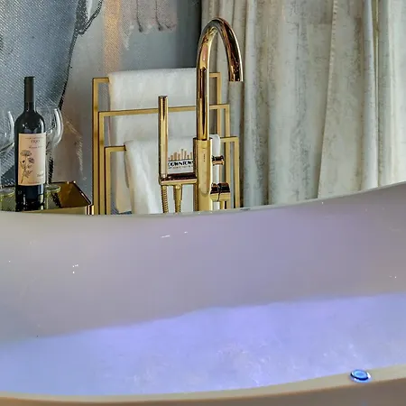 Glamorous Jacuzzi By Downtown Appartement